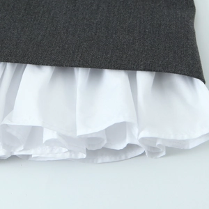 Robe sans manches élégante gris foncé avec ourlet à volants blancs et tissu de qualité
