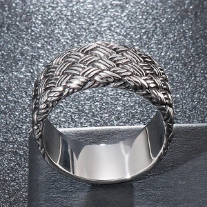 Détail macro d'une bague tressée vintage pour homme avec intérieur poli à la main