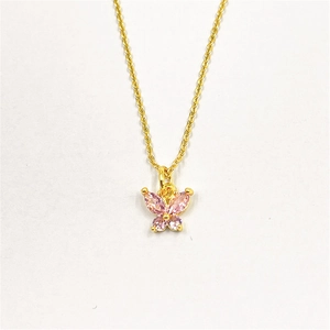 Détail du pendentif papillon en zircone rose sur un collier en laiton plaqué or élégant