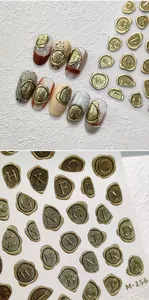 Détail de stickers d'ongles lettres dorées en relief 3D avec un style de sceau à cire