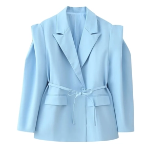Hellblauer Blazer mit strukturierten Schultern und passendem Bindegürtel-Detail auf Weiß