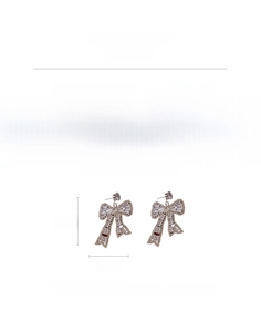 Vue détaillée des boucles d'oreilles nœud en argent avec zircone cubique et aiguilles en argent 925