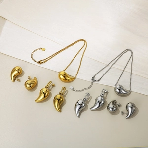 Ensembles assortis collier et boucles d'oreilles goutte en acier inoxydable poli