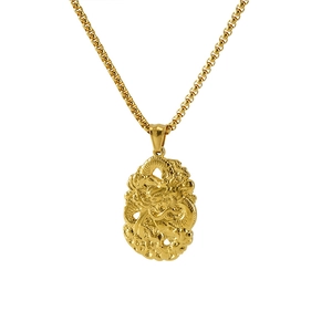 Collier en acier au titane plaqué or avec un pendentif ovale à relief de dragon double
