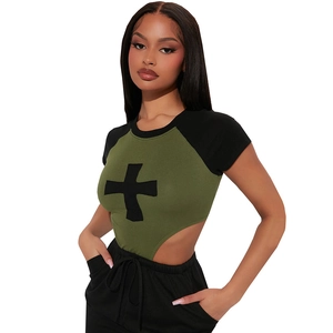 T-shirt ajusté vert foncé avec imprimé croix noire et découpes sur les côtés