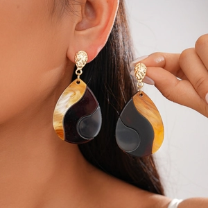 Retro geometric resin drop earrings with gold hammered metal posts for women