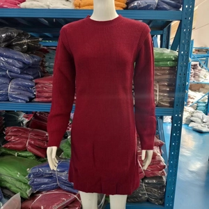 Dettaglio dell'abito in maglia rosso scuro con trama a coste verticali e girocollo
