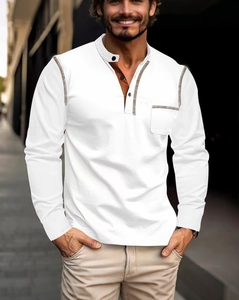 Détail du t-shirt Henley blanc à manches longues avec bordure brune et col boutonné