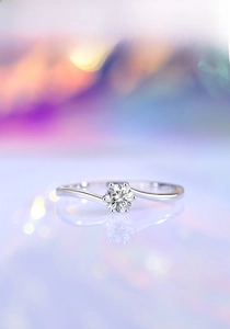 Dettaglio dell'anello moissanite a 6 griffe con fascia intrecciata su superficie lucida