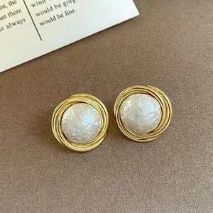 Elegante goldene runde Perlenohrringe mit gedrehtem Spiralrahmen für luxuriösen Vintage-Look