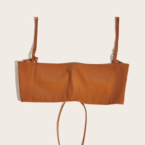 Vue détaillée du corset marron caramel avec baleines de maintien et bretelles fines