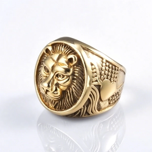 Vintage lion head gold ring for men with detailed relief and mirror reflection
