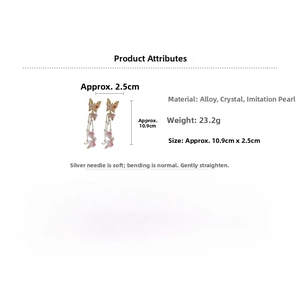 Détail de boucles d'oreilles papillon à pompons avec taille 10,9x2,5 cm et cristaux