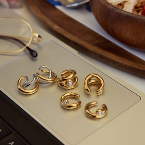 Set di 5 earcuff scultorei in acciaio inossidabile con perle su un laptop
