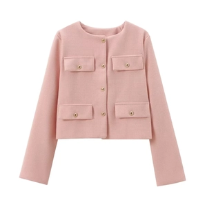Gros plan détaillé de la veste en tweed rose avec boutons dorés et quatre poches déco