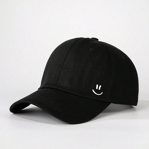Cappellino da baseball minimalista in cotone nero con ricamo smiley bianco visto da un angolo di 45°