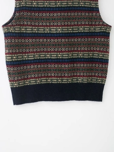 Dettaglio del motivo Fair Isle vintage sull'orlo di un gilet in maglia colorata intrecciata