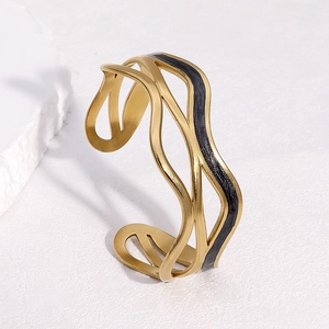 Bracelet jonc ondulé plaqué or 18k en acier inoxydable avec émail noir sur pierre