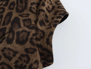 Detailaufnahme des Kleides mit Leopardenmuster, Wildlederstruktur und feiner Naht