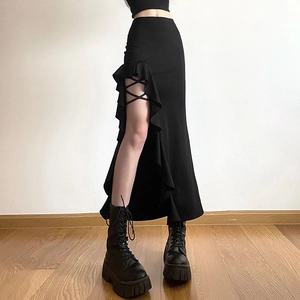 Dettaglio gonna midi nera con spacco laterale a volant e design con lacci incrociati