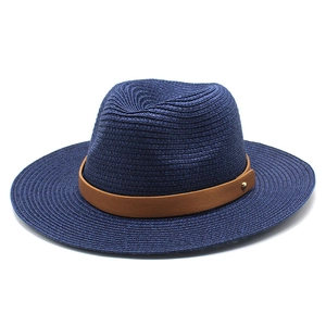 Détail d'un chapeau fedora en paille bleu marine avec ruban en similicuir marron