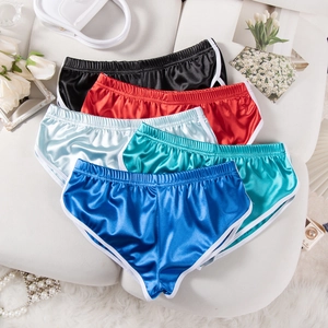 Pantaloncini in raso in cinque colori vivaci con bordino bianco a contrasto in piano