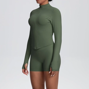 Détail de l'ensemble de yoga vert olive avec manches à passe-pouce et short à taille haute