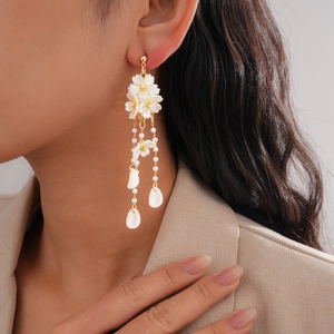 Elegant white flower tassel earrings with shell petals and pearls for a vintage look