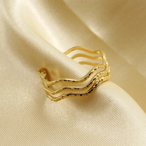 Bague ouverte ondulée à trois couches en or avec texture martelée sur tissu de soie champagne