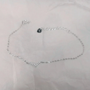 Makrodetail des Armbands aus S925 Sterlingsilber mit V-Zirkonia-Anhänger und Verlängerungskette