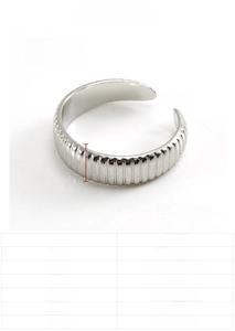 Vue détaillée d'une bague en acier inoxydable argenté de 6mm à rayures verticales
