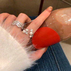 Detailansicht eines eleganten silbernen Zirkon- und Perlenrings, der an einer Hand getragen wird