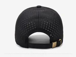 Détail de la casquette de baseball en mesh noir avec tissu respirant et boucle en métal