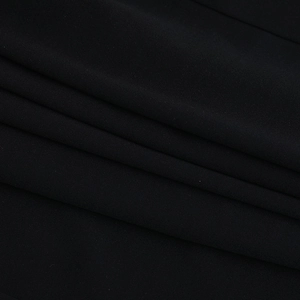 Vista macro dettagliata della trama del tessuto a maglia nero e del drappeggio