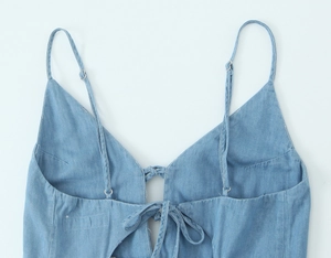 Détail de la robe midi bleu clair montrant les bretelles et le lacet au dos