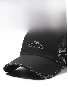 Détails du tissu en maille respirante et logo montagne sur la casquette noire