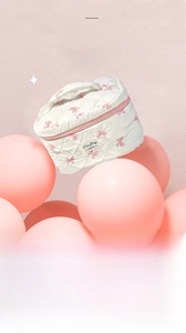 Trousse de maquillage blanche matelassée avec nœuds roses et poignée de voyage