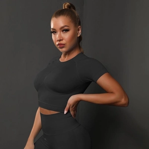 Détail de l'ensemble de sport gris foncé sans couture avec haut court et legging gainant