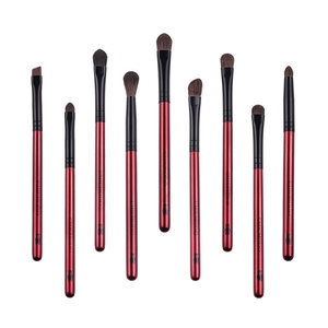 Burgunderrotes Augen-Makeup-Pinsel-Set mit Tierhaaren und schwarzen Borsten auf Weiß