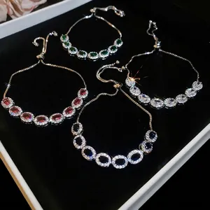 Bracelets en zircon réglables avec pierres ovales colorées sur un présentoir en velours