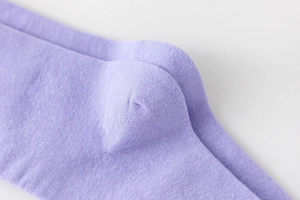 Dettaglio macro del tallone rinforzato in cotone lavanda con trama a maglia