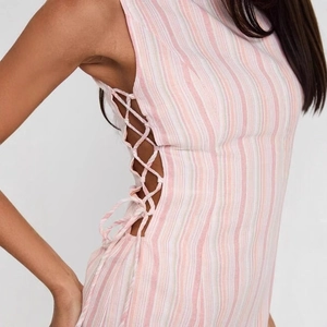 Abito smanicato a righe rosa con design con lacci laterali per uno stile estivo