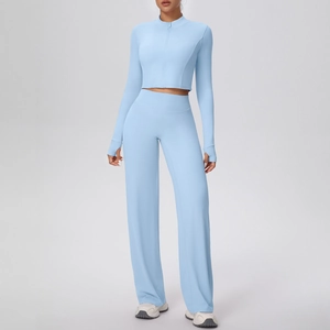Détail de l'ensemble de yoga bleu clair avec manches à passe-pouce et pantalon taille haute