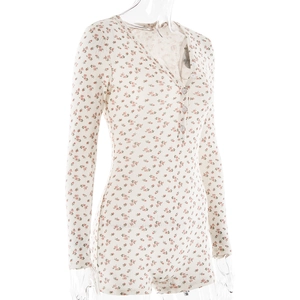 Détail d'un combishort floral à manches longues avec col en V et maille côtelée