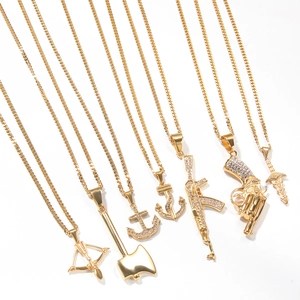 Pendentifs hip hop dorés avec motifs ancre arc et hache et détails en cristal