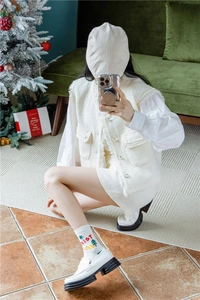 Détail de chaussettes de Noël avec texte Merry Christmas et tenue d'hiver chic
