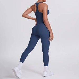 Détail de l'ensemble de yoga bleu marine avec haut dos nageur et legging taille haute