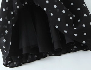 Detail des Polka-Dot-Kleidsaums mit schwarzem Mesh-Futter für mehr Volumen