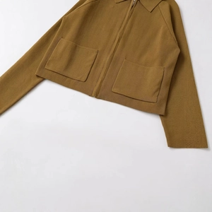 Giacca in maglia marrone con zip, colletto a revers e tasche quadrate frontali