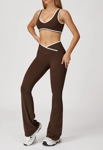 Detail der hohen Taille mit Überkreuz-Design und weißer Kontrastpaspel an der Yogahose